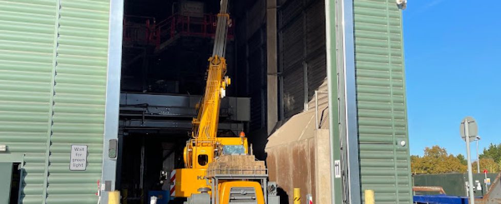 Mobile crane set up inside a recycling unit