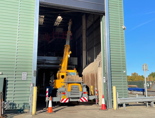 Mobile crane set up inside a recycling unit